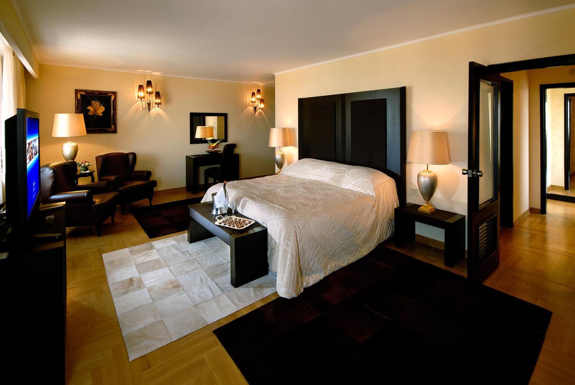 Vise-Presidential Suite