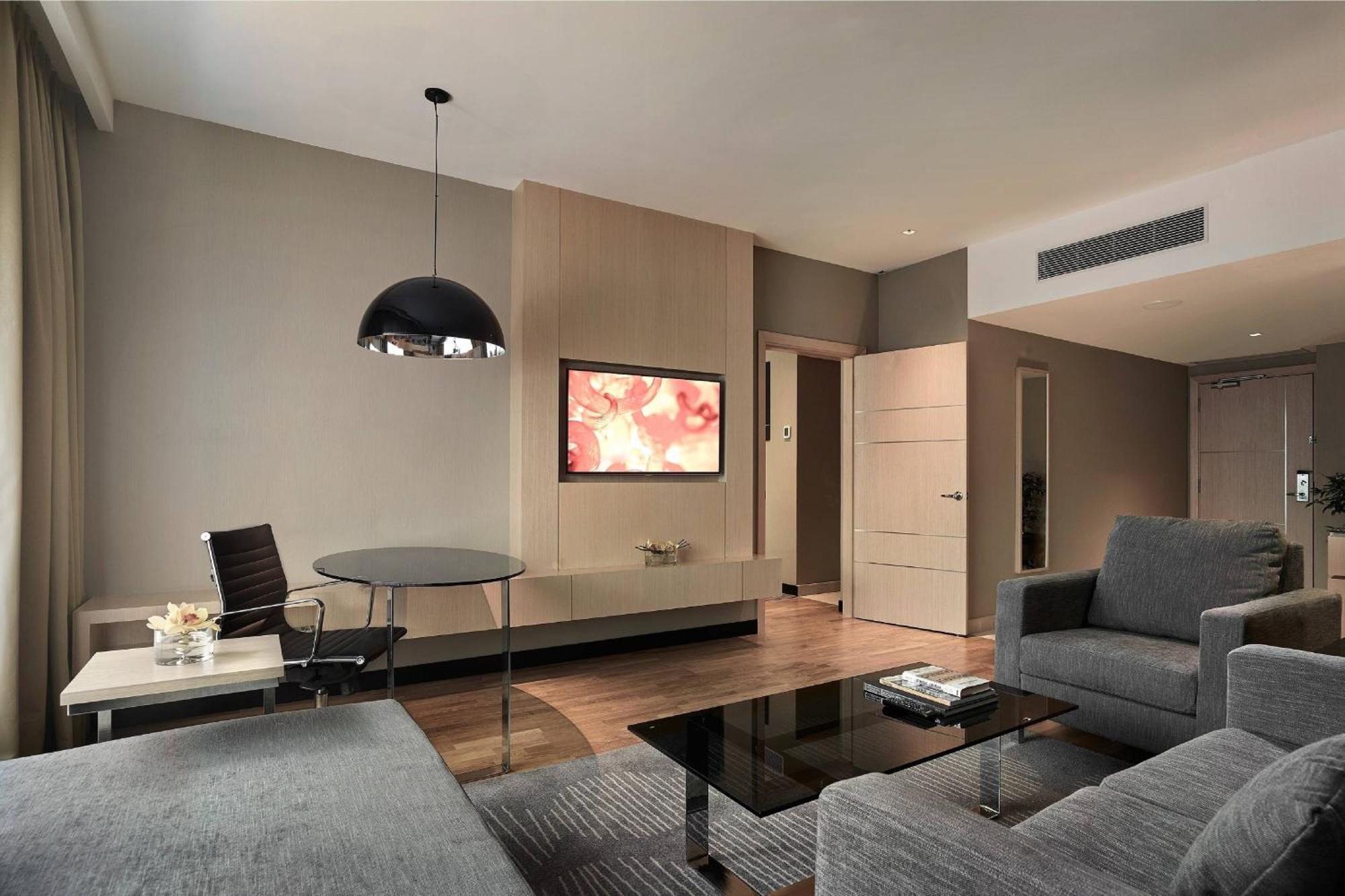 One-Bedroom Suite with Club Lounge Access