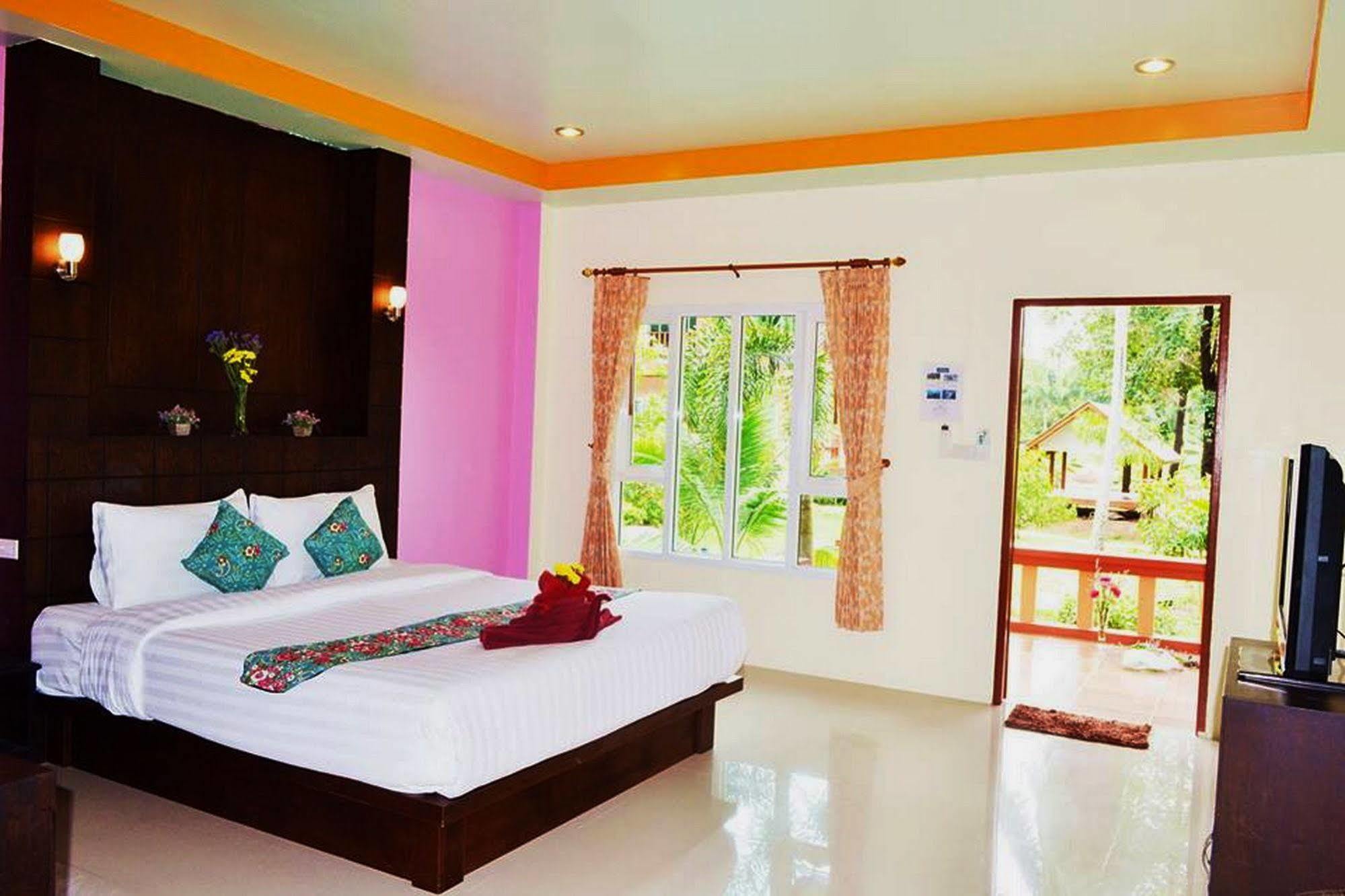 Deluxe Double Bungalow with Garden View