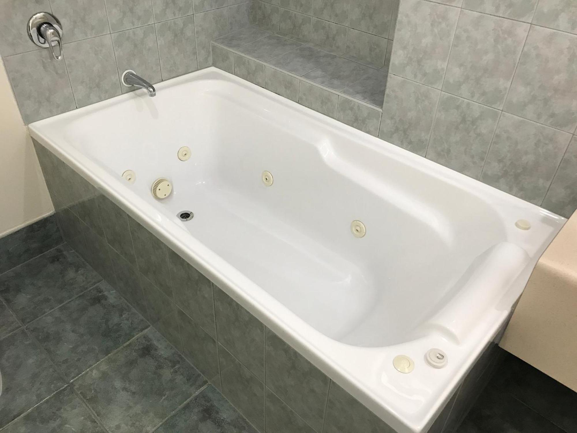 Queen Room with Spa Bath