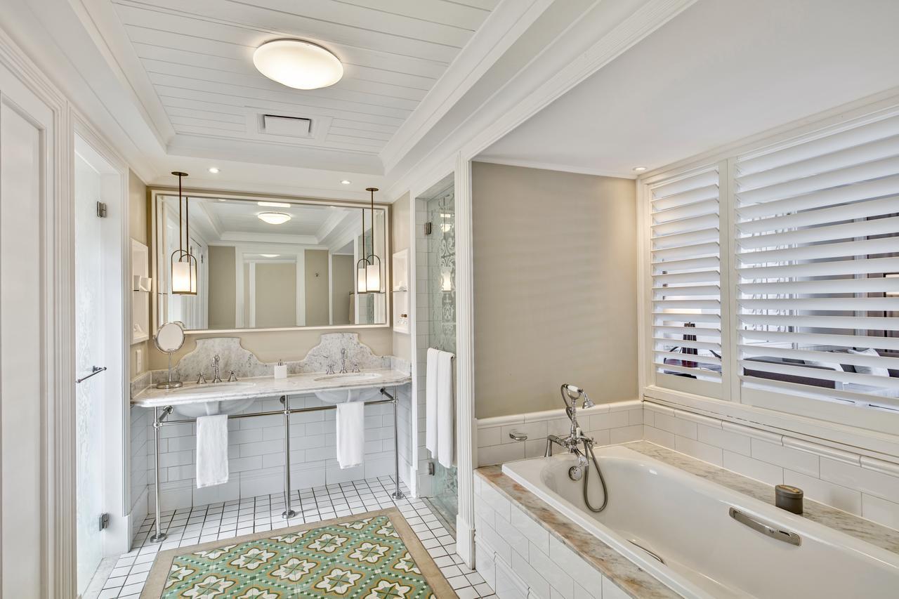 Deluxe Beachfront Suite