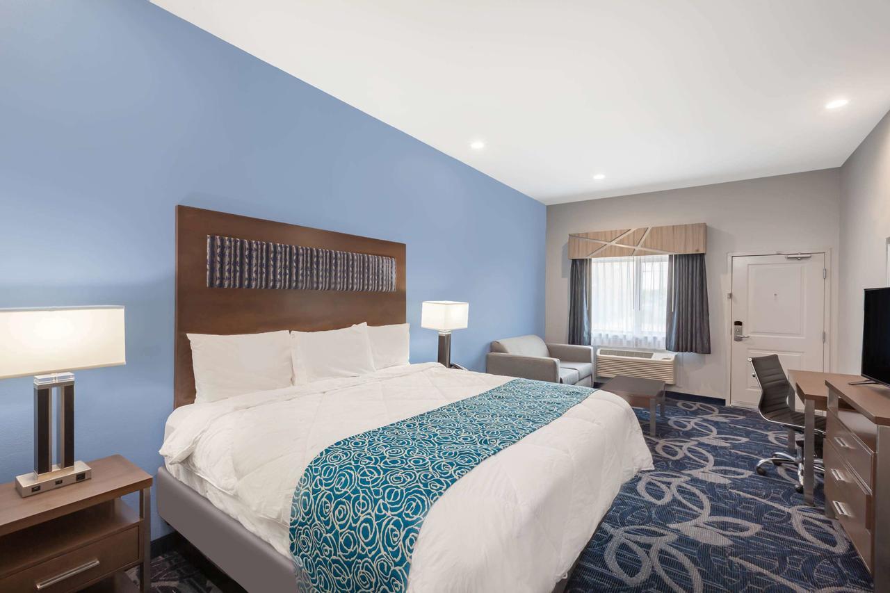King Room with Bath Tub - Mobility/Hearing Accessible - Non-Smoking