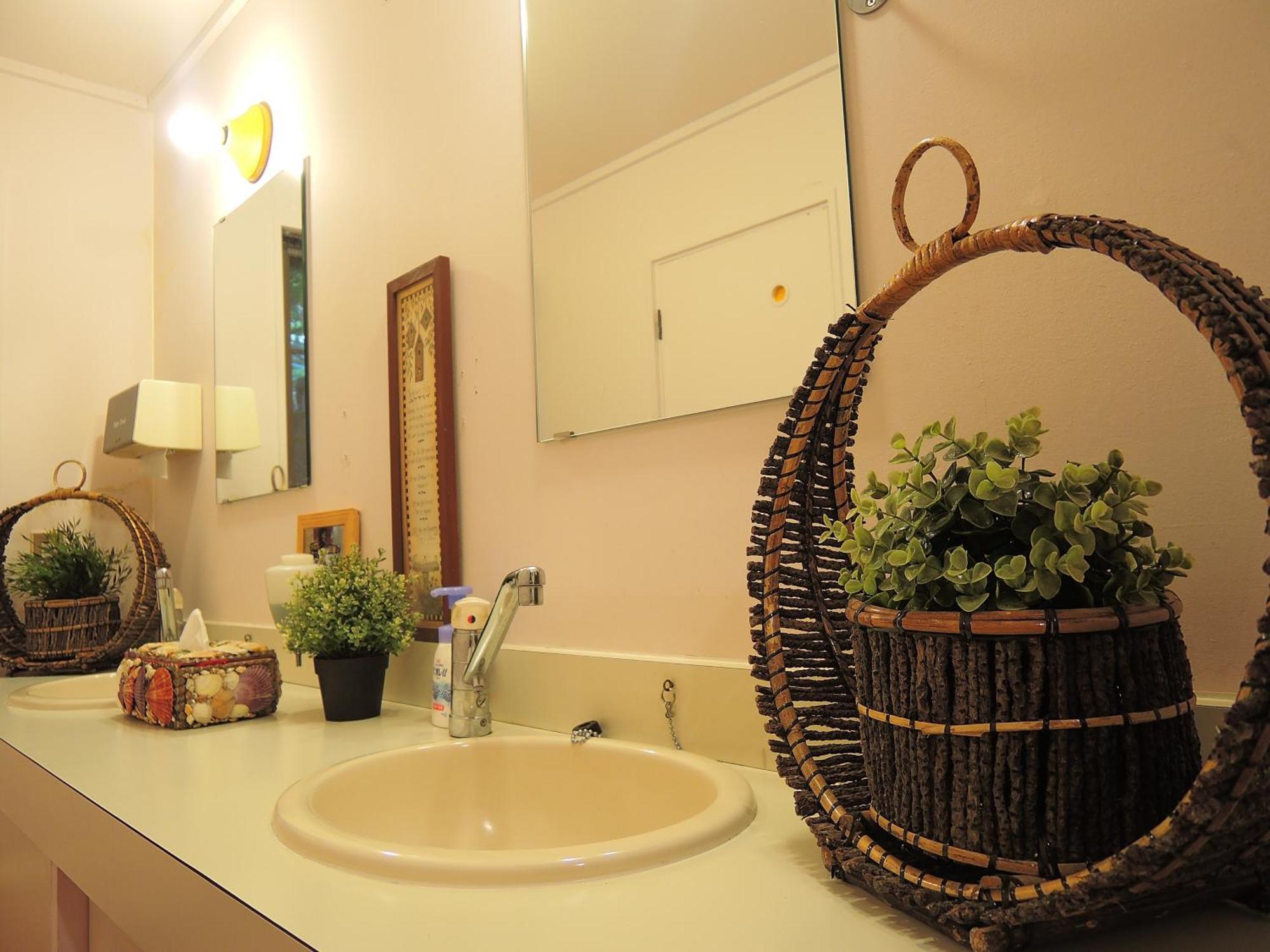 Single Bed in Mixed Dormitory Room (8 Adults)
