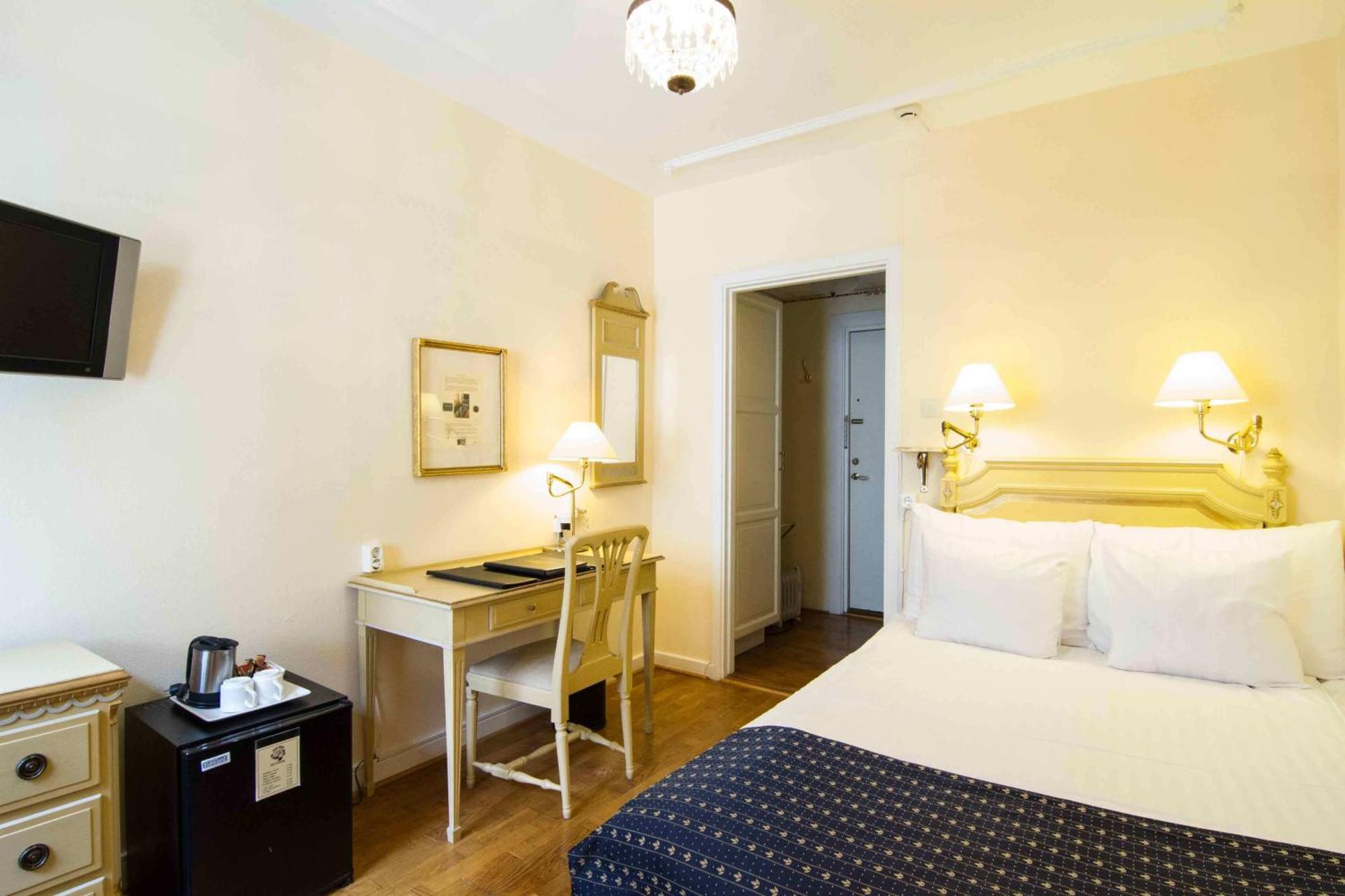 Small Double Room (55 in bed)