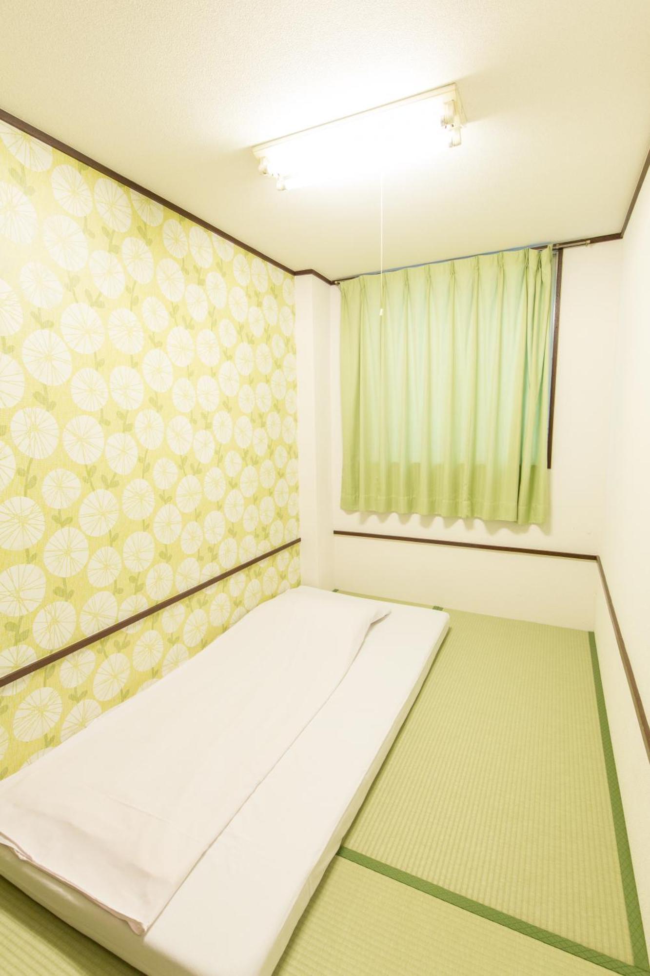 Japanese-Style Single Room with Shared Bathroom - No Air Conditioning