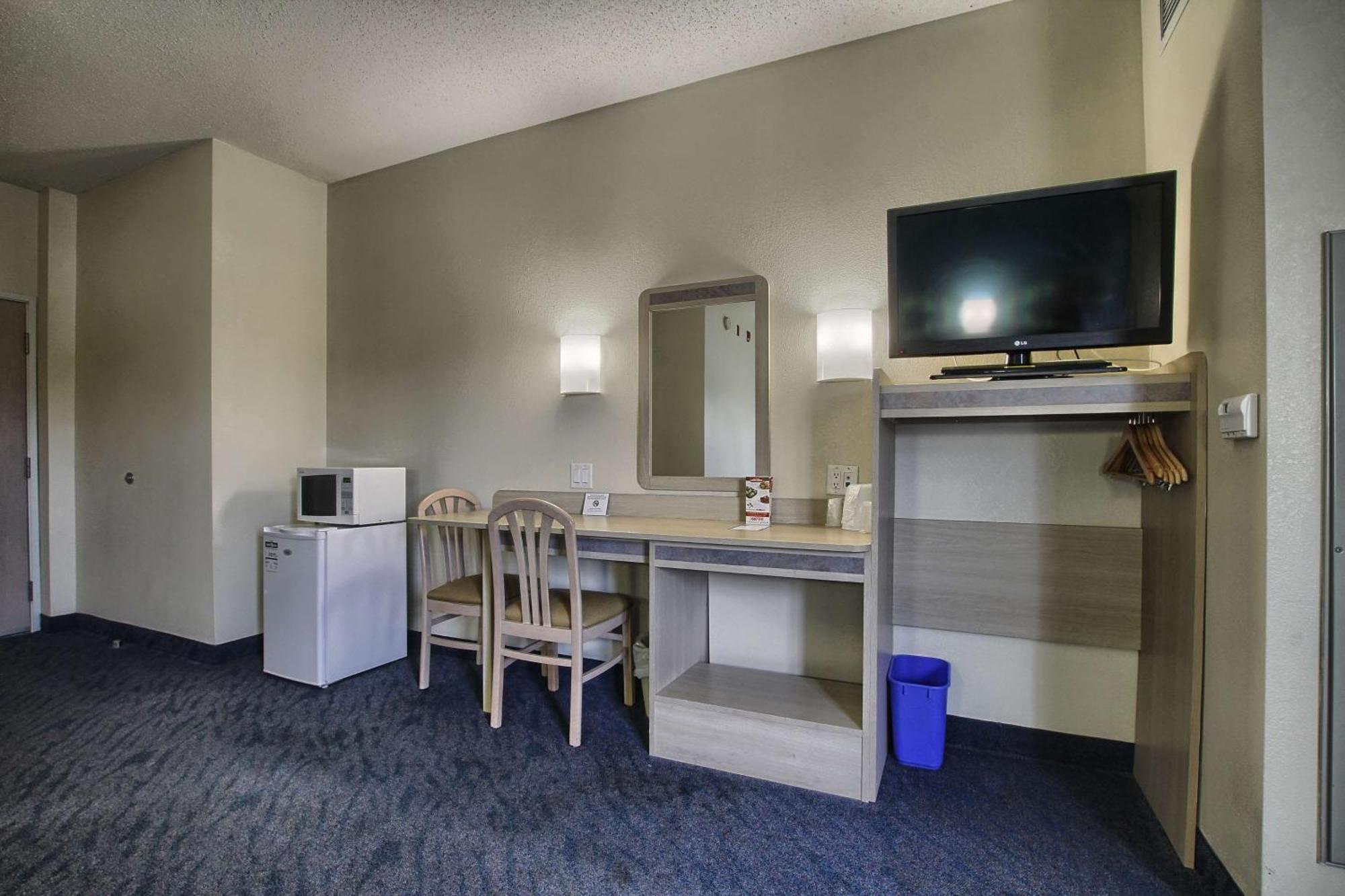 Deluxe Queen Room with Two Queen Beds - Non-Smoking