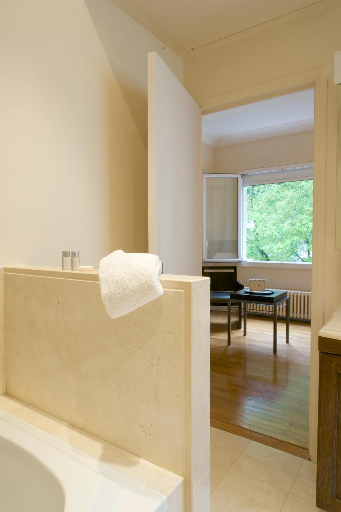 King Room with Spa Bath