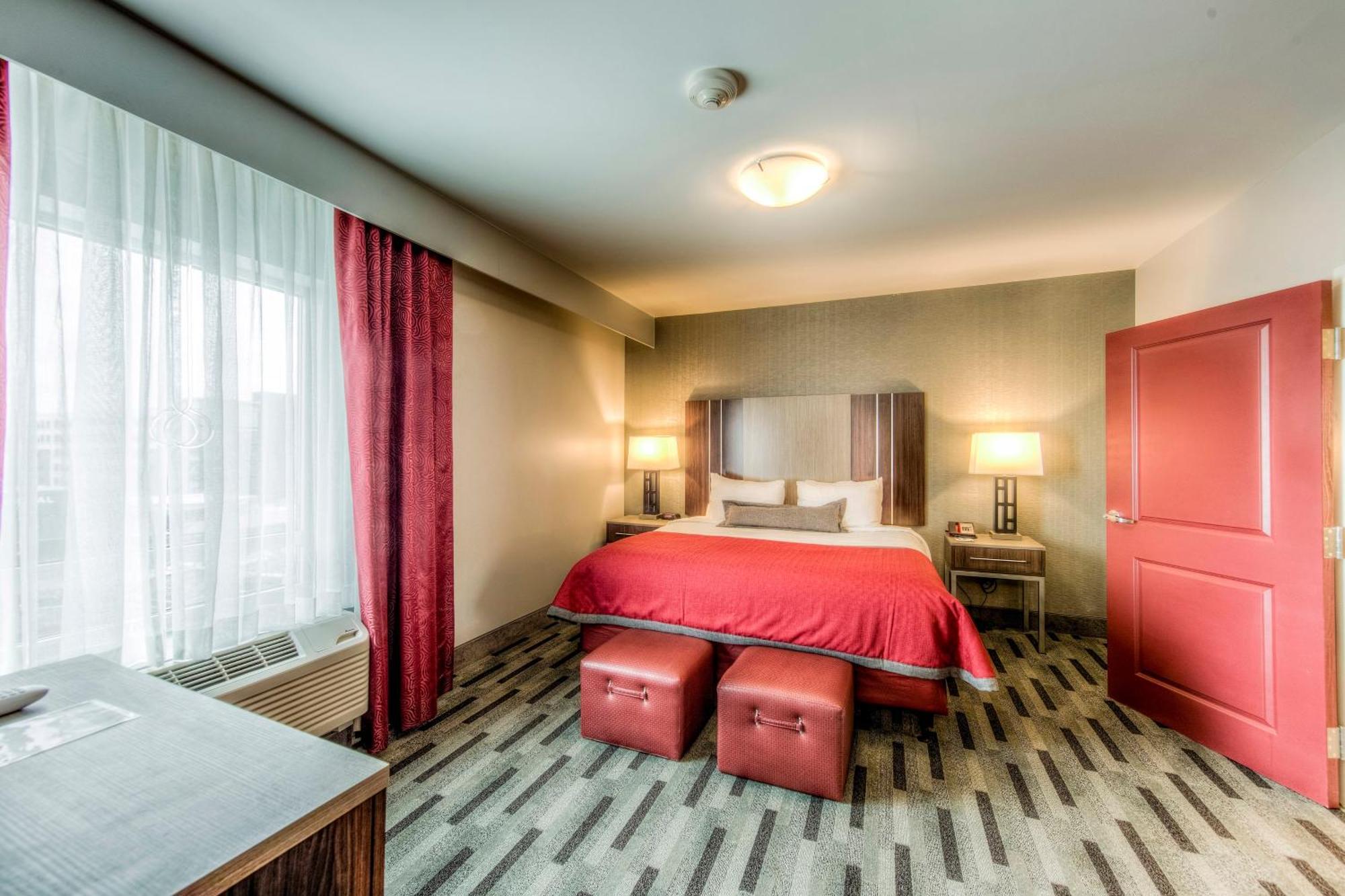 One-Bedroom King Suite with Transfer Shower - Mobility and Hearing Access