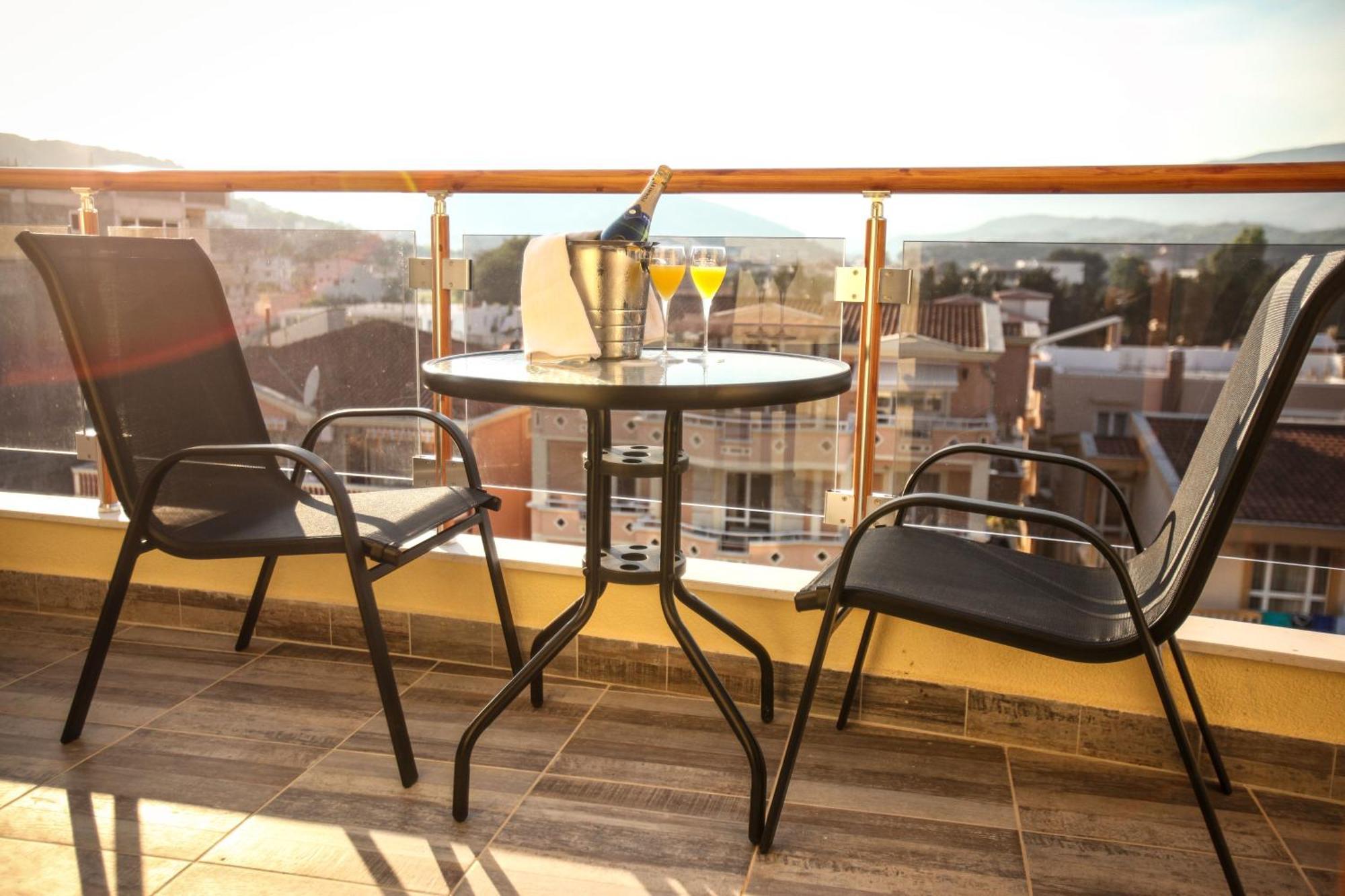 One-Bedroom Apartment with Balcony