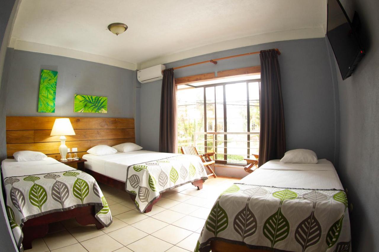 Tropical Family Room  (2 Full Beds or 1 Full Bed + 2 Single Beds)