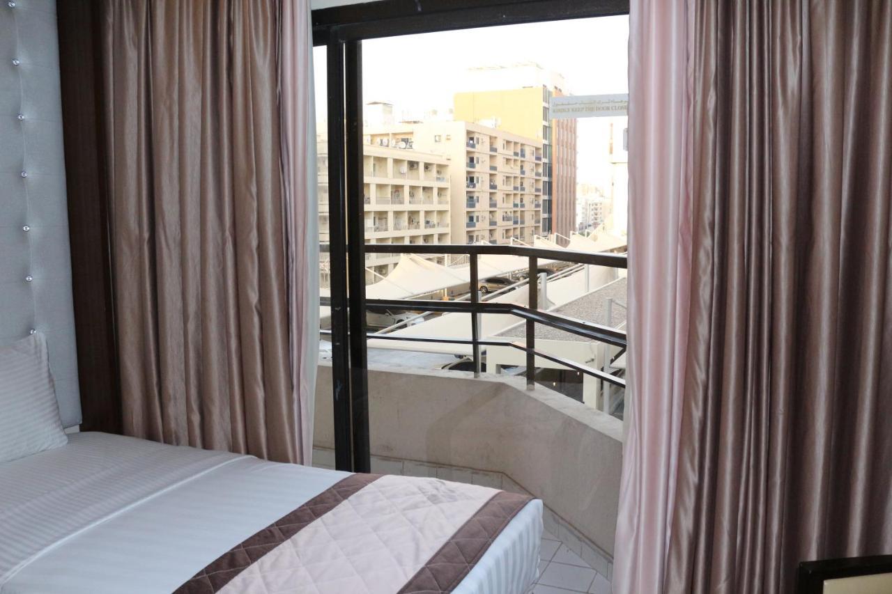 Deluxe Suite with Sea View and Balcony