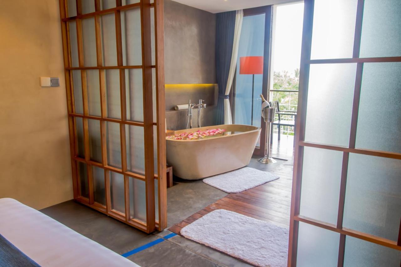 Premier Deluxe Double, Pool View