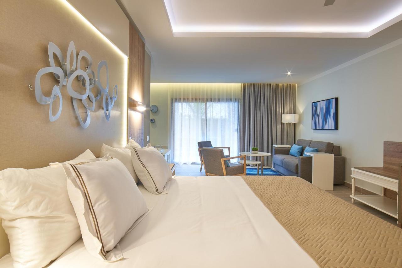 1 King Bed Swim Up Premium Junior Suite SGL
