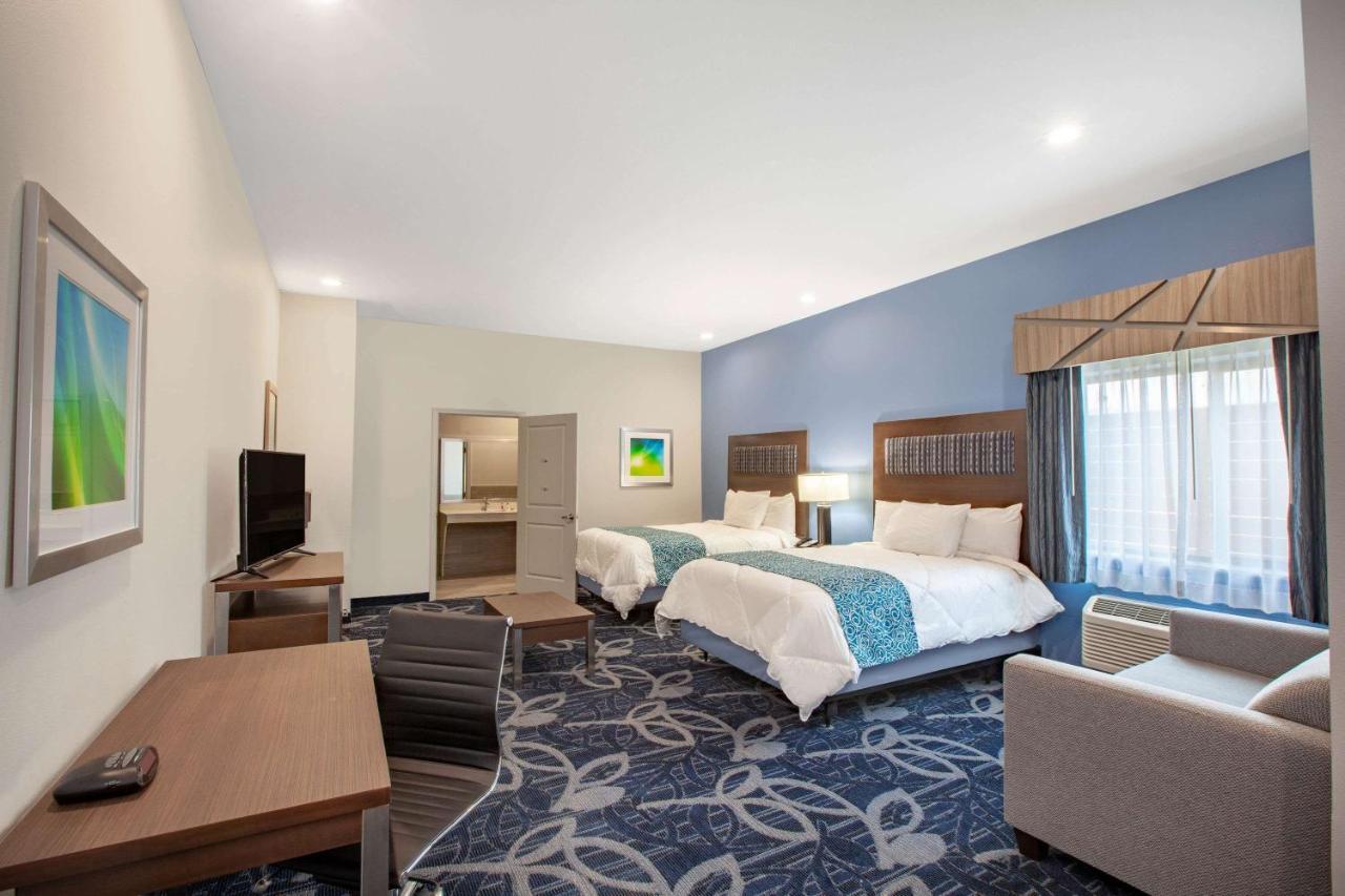 Queen Room with Two Queen Beds and Bath Tub - Mobility/Hearing Accessible - Non-Smoking