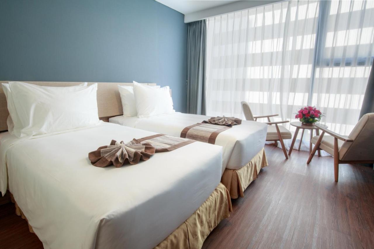 Deluxe Double or Twin Room with Partial Sea View