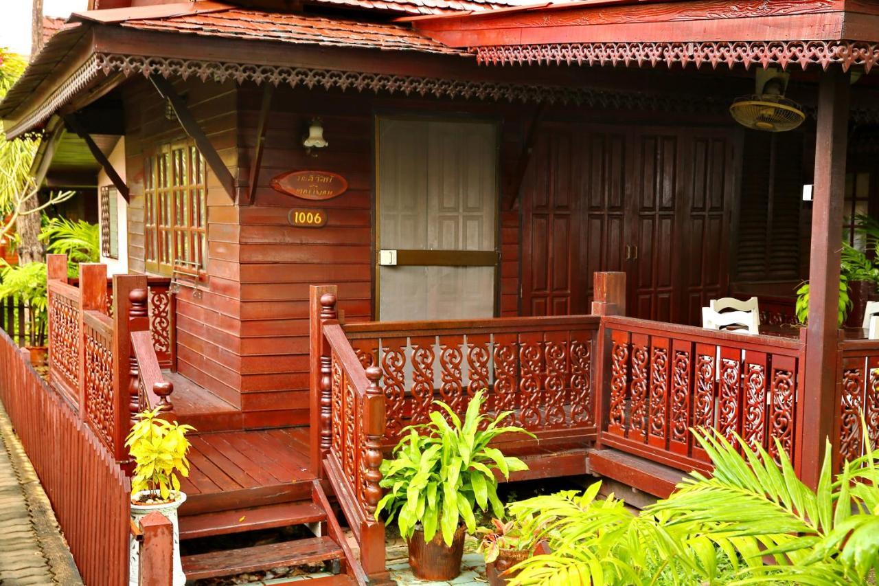 Bungalow with Garden View