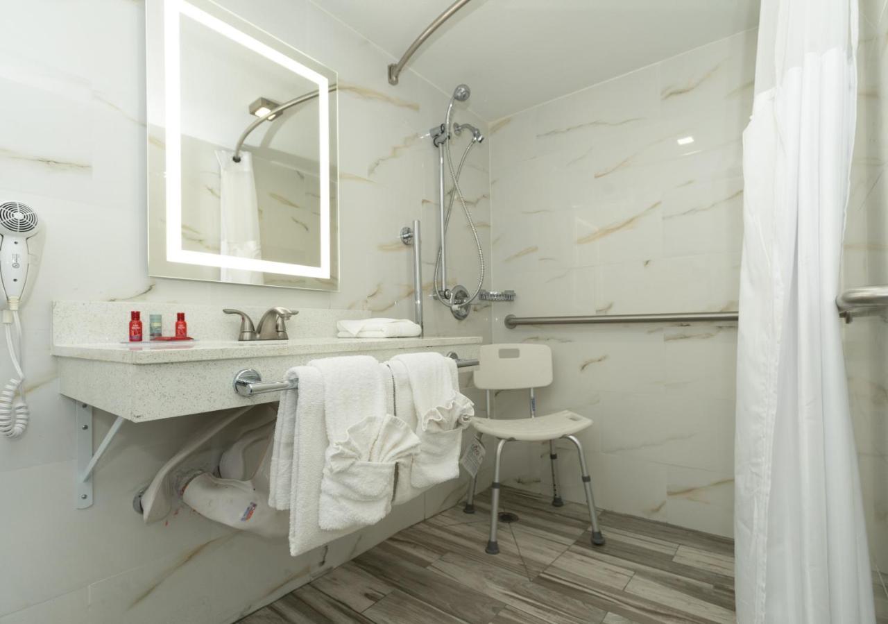 King Room with Roll-in Shower - Disability Access/Non-Smoking