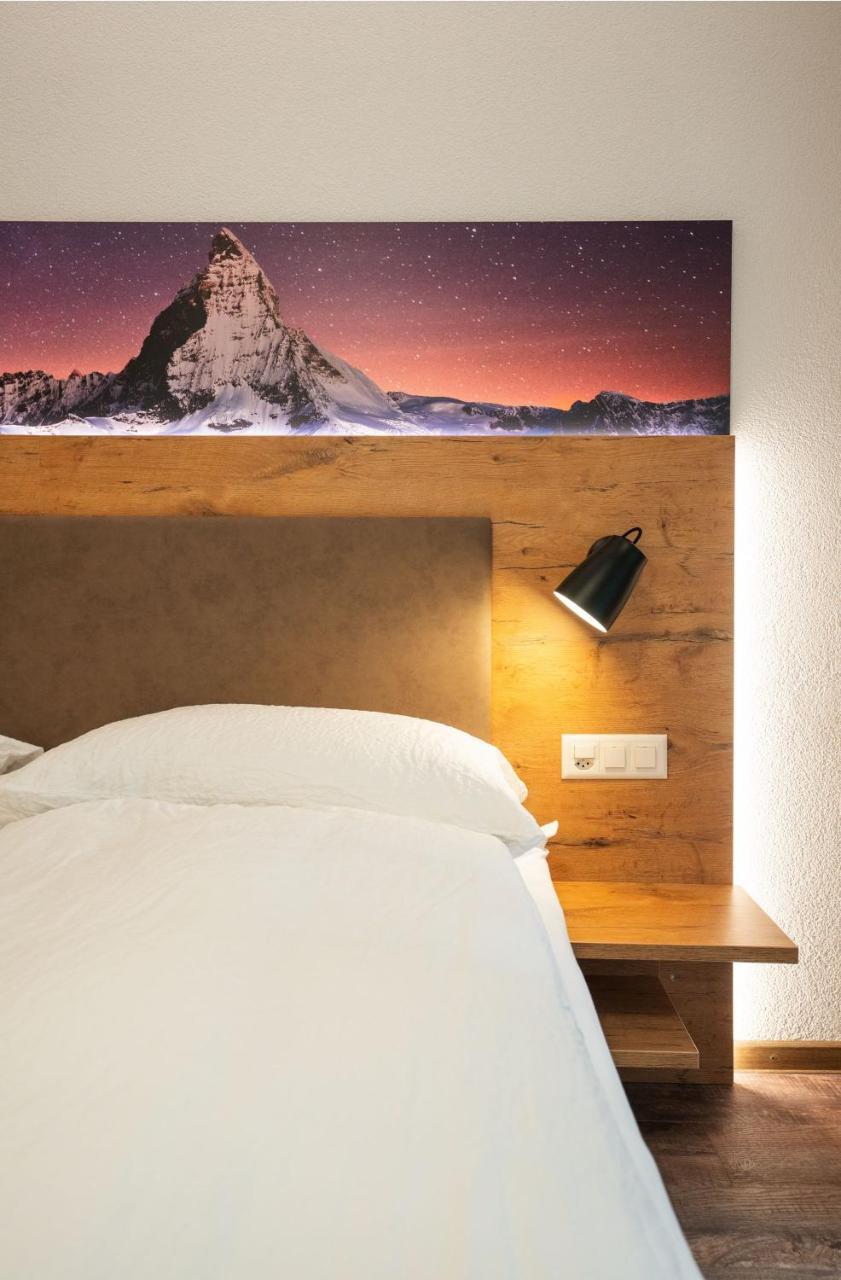 Three-Bedroom Apartment with Mountain View