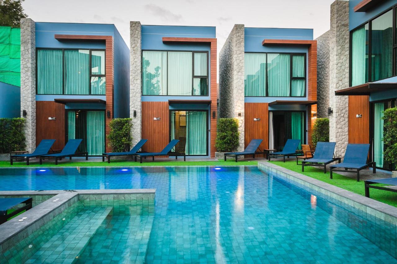 King Suite with Pool View