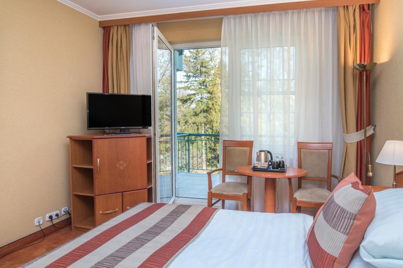 Standard Double Room with Lake View