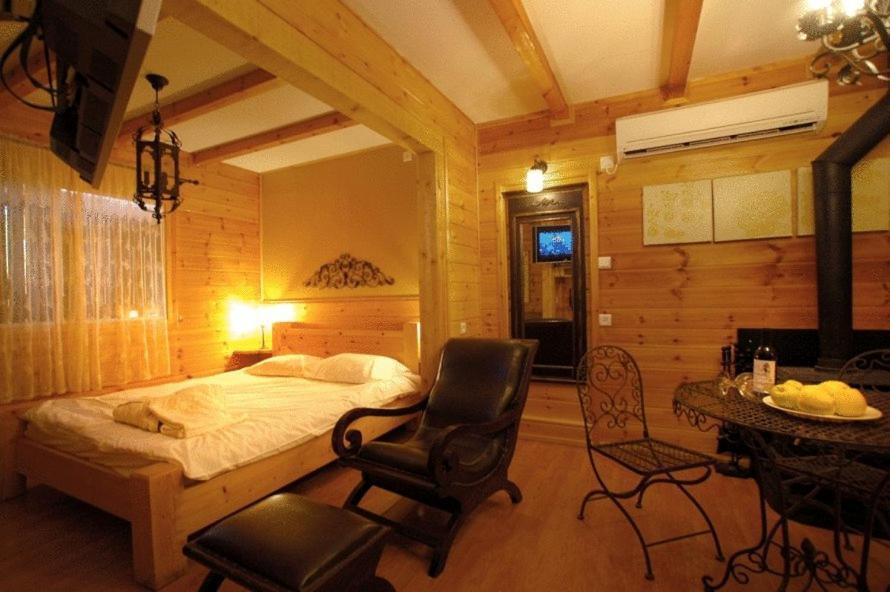Standard King Room with Mobility Accessible Roll-In Shower