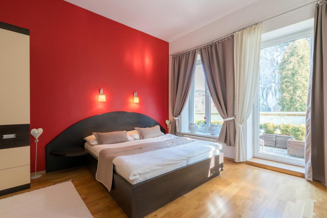 One-Bedroom Apartment with Terrace