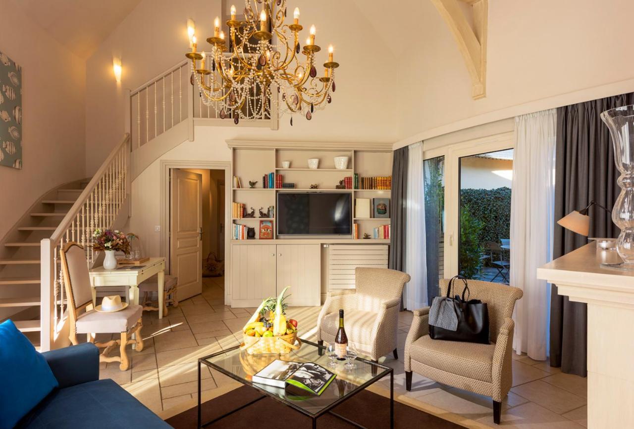 Communicating Manor Suite