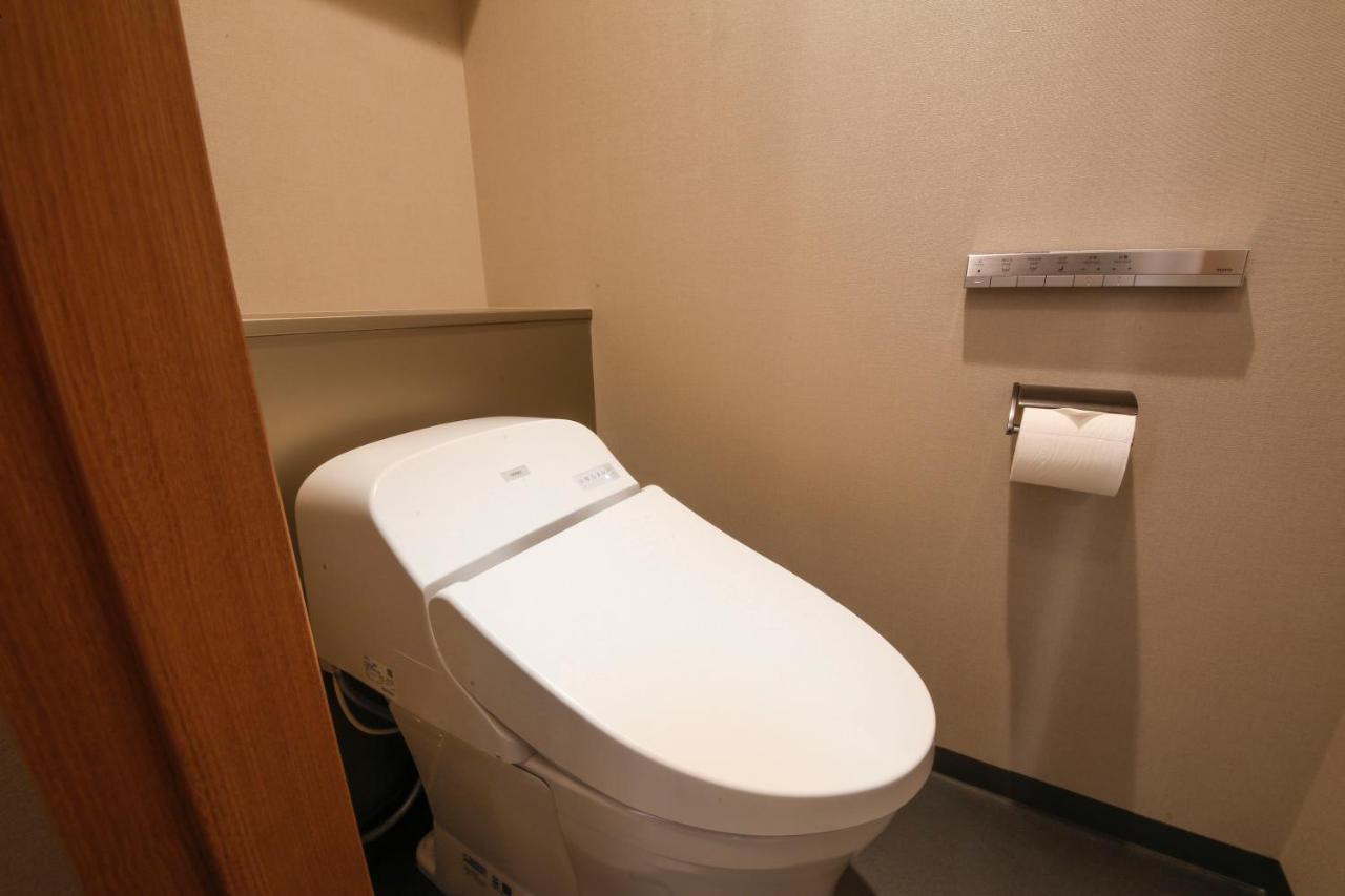 Corner Suite with Two Single Beds and Refreshment Bar Access