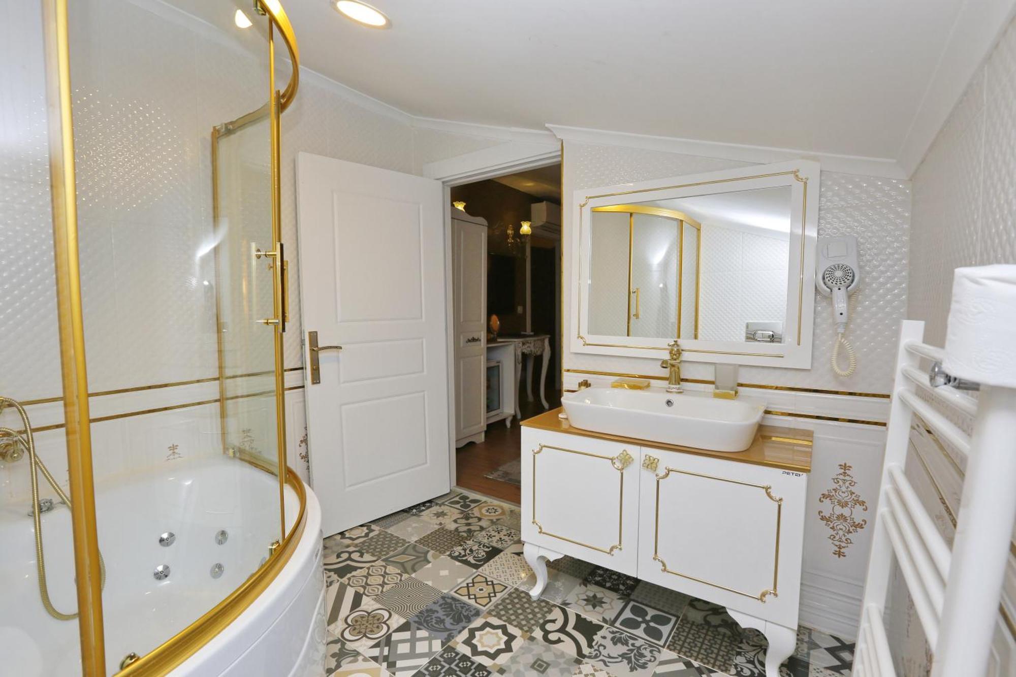 Penthouse Suite with Spa Bath