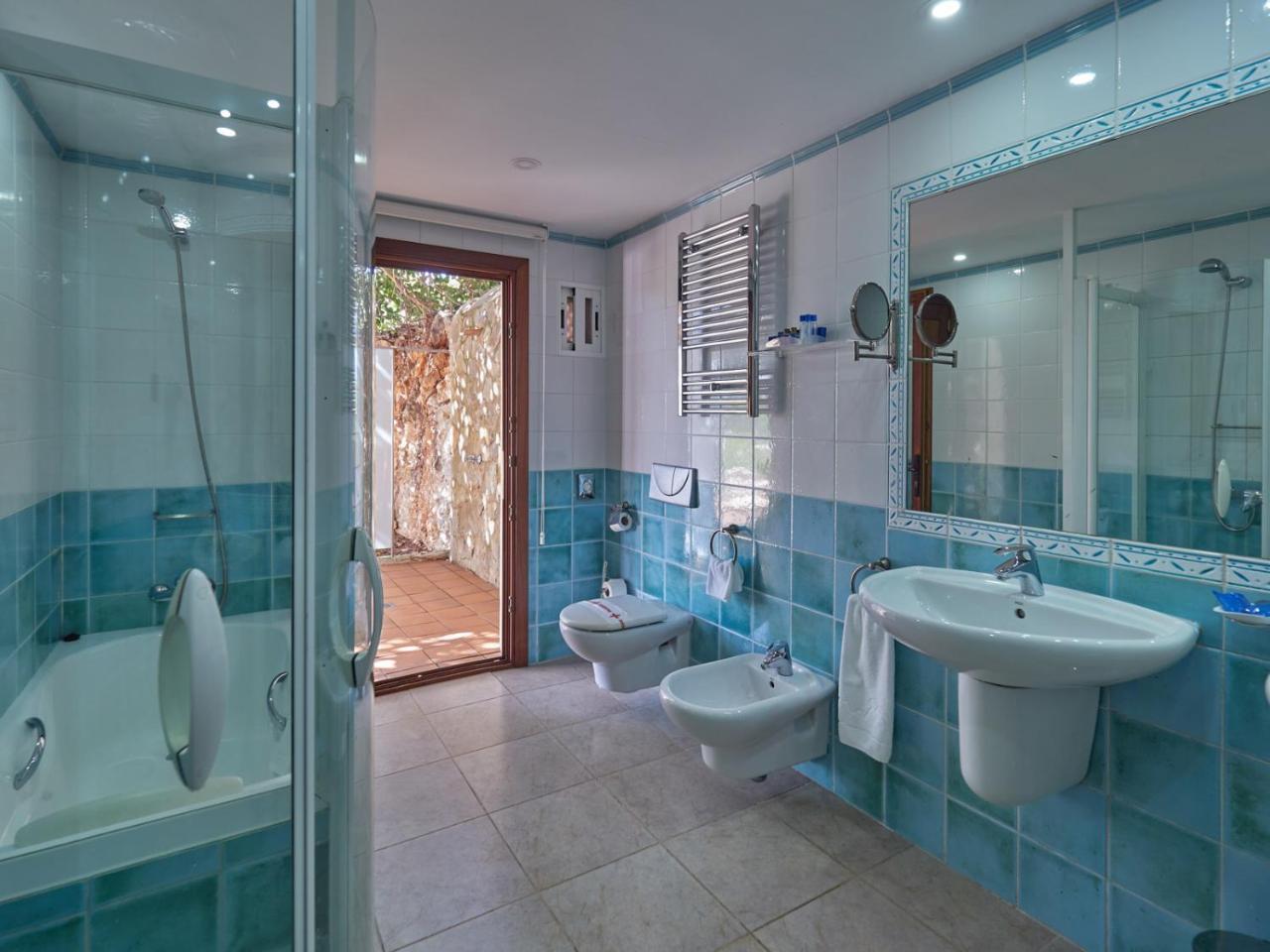 Deluxe Suite (2 Adults + 1 Child)