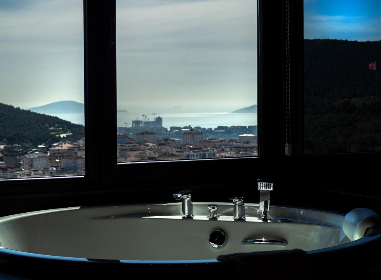 Corner Suite with Jakuzzi & Sea View