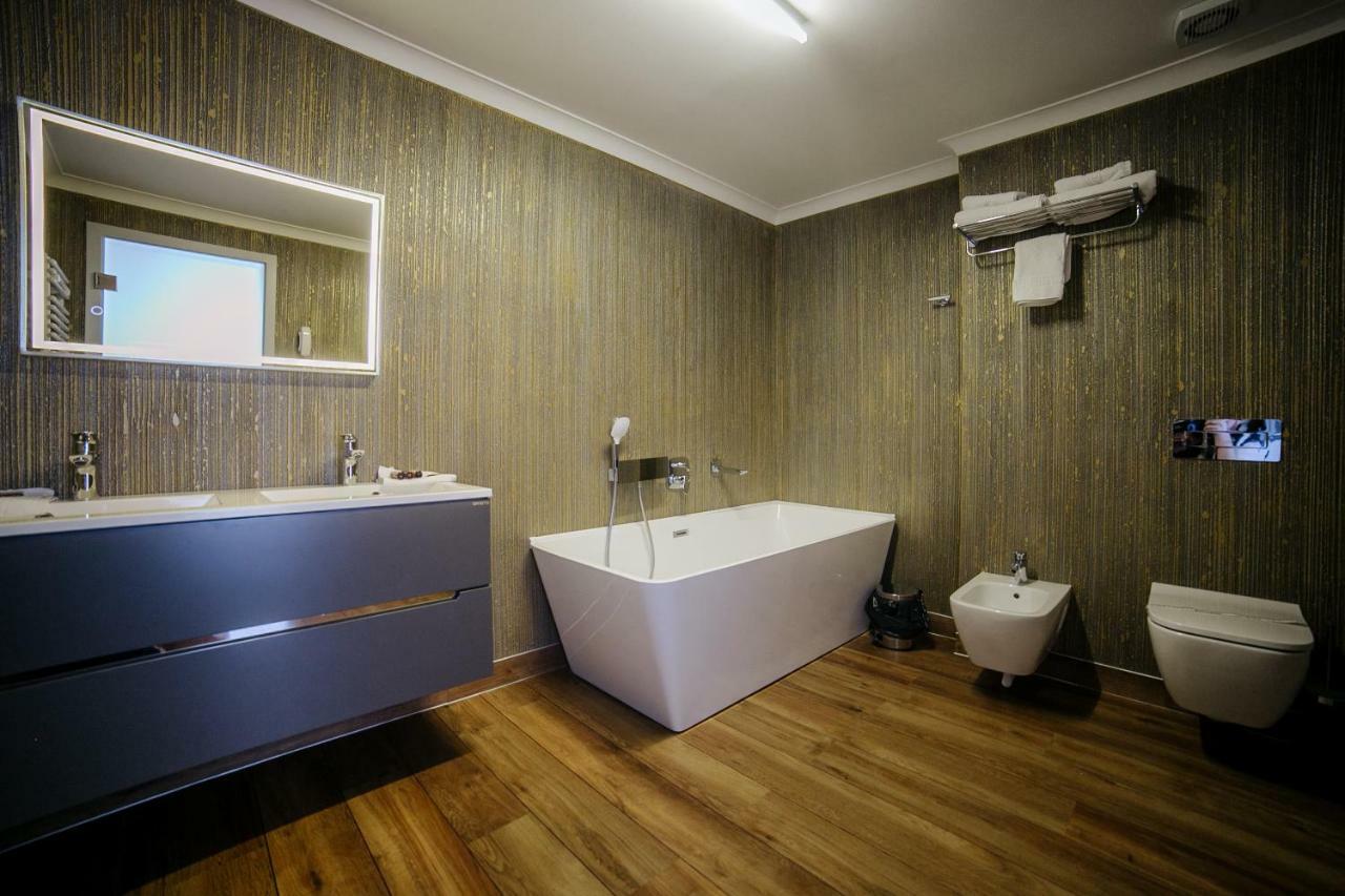 Deluxe One-Bedroom Apartment