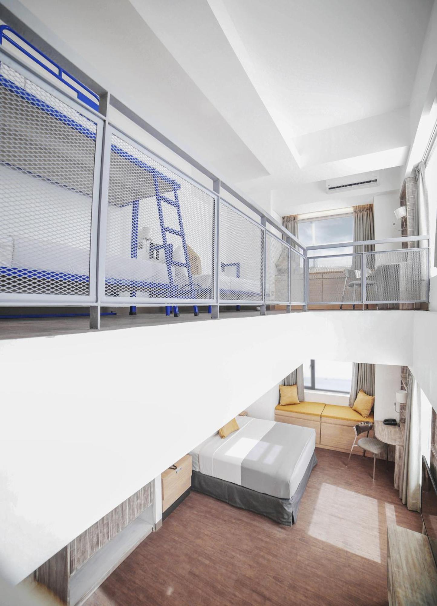 1 Queen and 1 Bunk Bed Family Loft Bay View