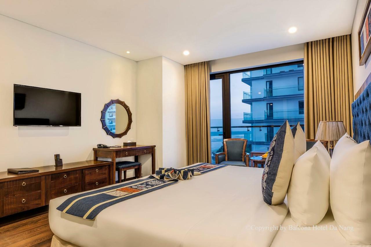 Deluxe Double Room with Balcony and Partial Sea View
