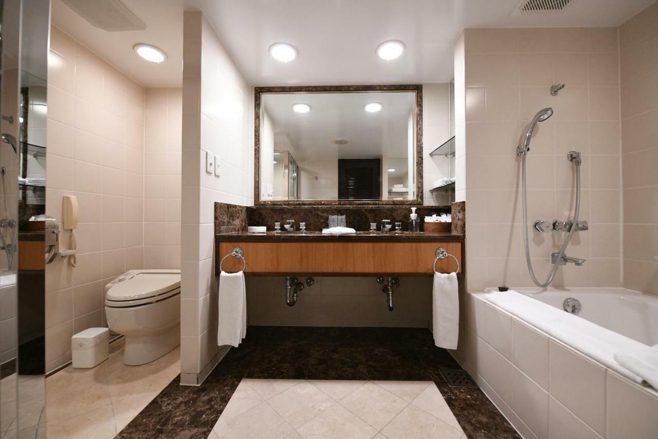 Executive Suite with Lounge Access