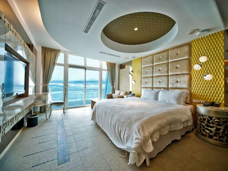 Deluxe Double Room with Side Sea View