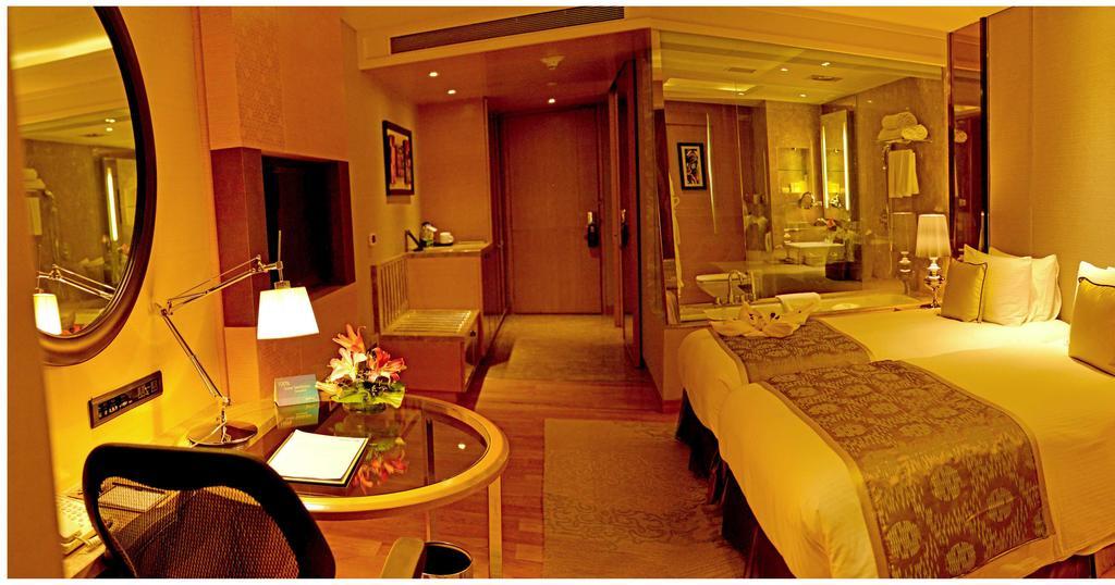 Business Double or Twin Room with Bathtub  - Non Smoking Room with 02 beer or 02 Pegs(IMFL) or 02 Mocktails and 02 pcs laundry, , Complimentary INR 500 Hotel Credit redeemable on Food & Soft Beverages, 50% off on Mini Bar