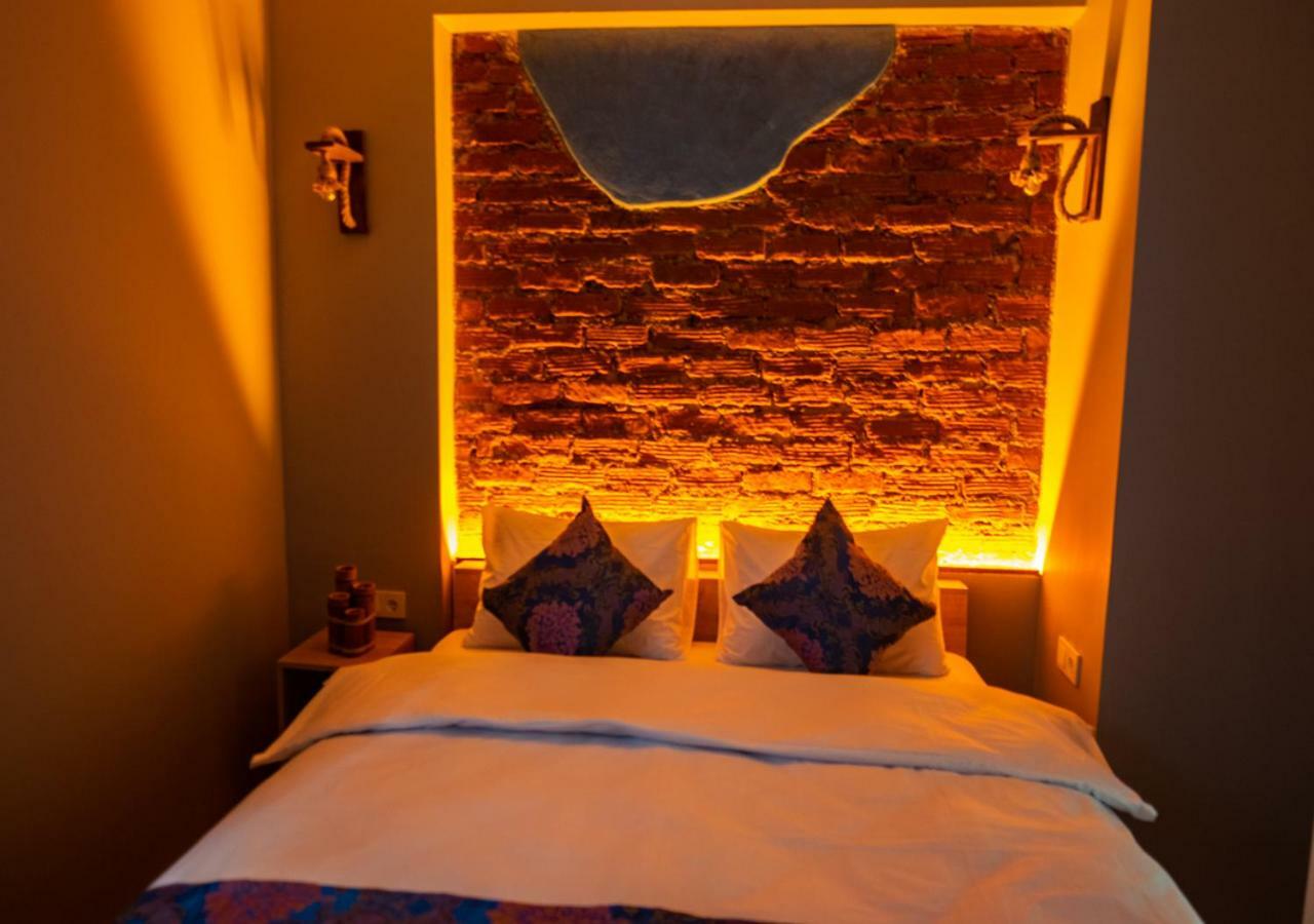 Queen Suite with Partial Sea View