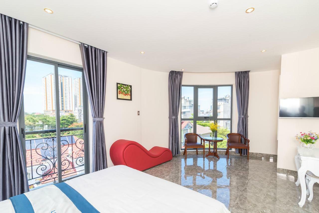 Suite with Balcony and Lake View