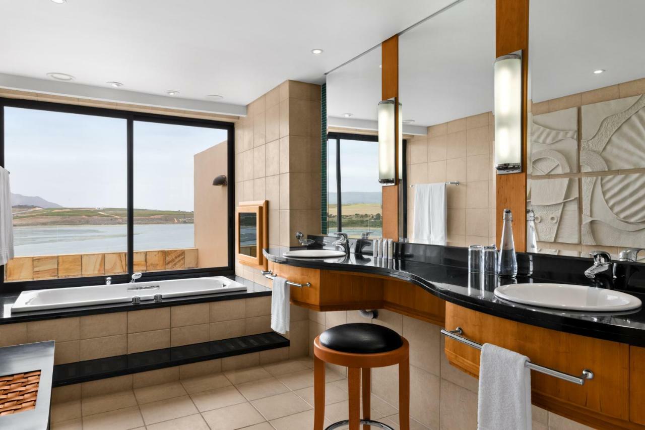 Deluxe King Suite with Lagoon View