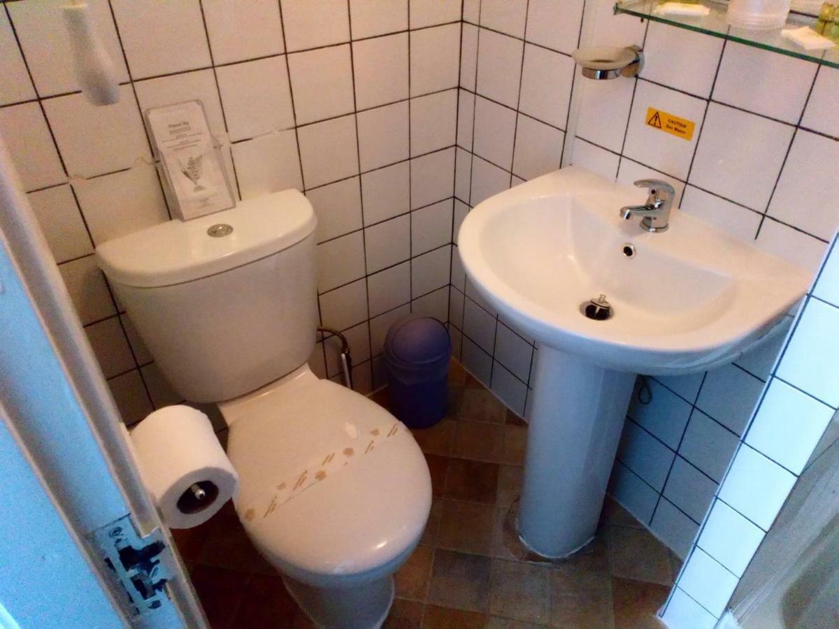 Twin Room with Shower