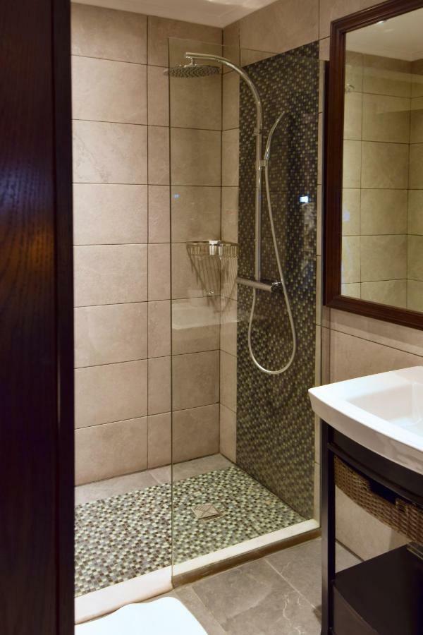 Executive Queen Suite - Non-Smoking