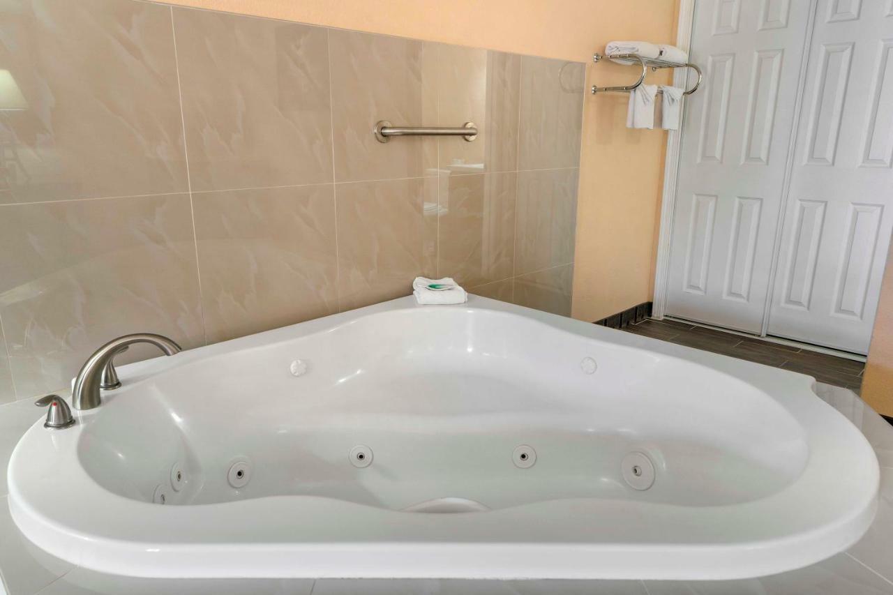 KJS - King Jacuzzi Suites