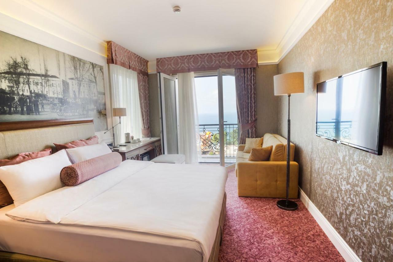 Deluxe Triple Room with Sofa Bed and Sea View Balcony