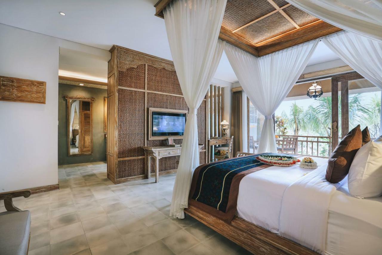 Suite with Pool View with Free Benefit