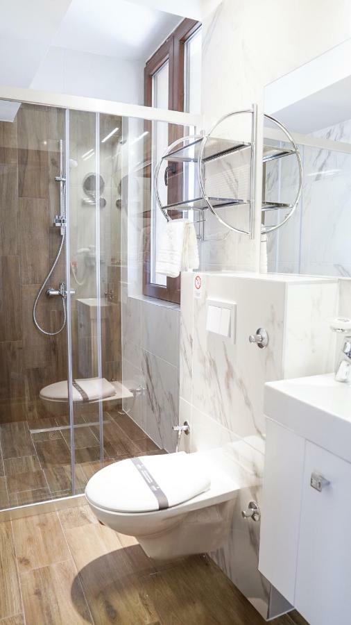 Deluxe Double Room (2 Adults + 1 Child)