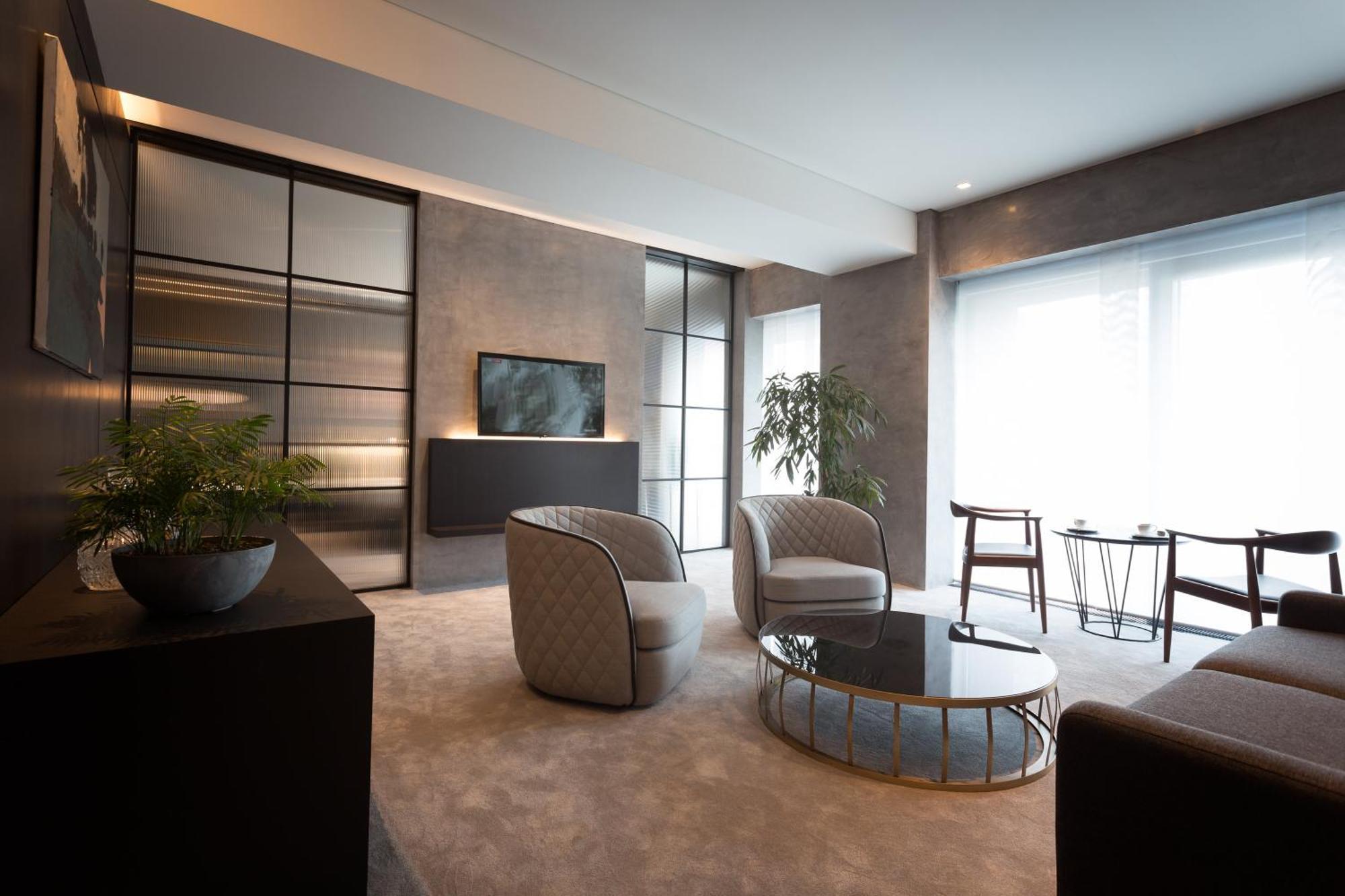 Deluxe Two-Bedroom Apartment with Garden View