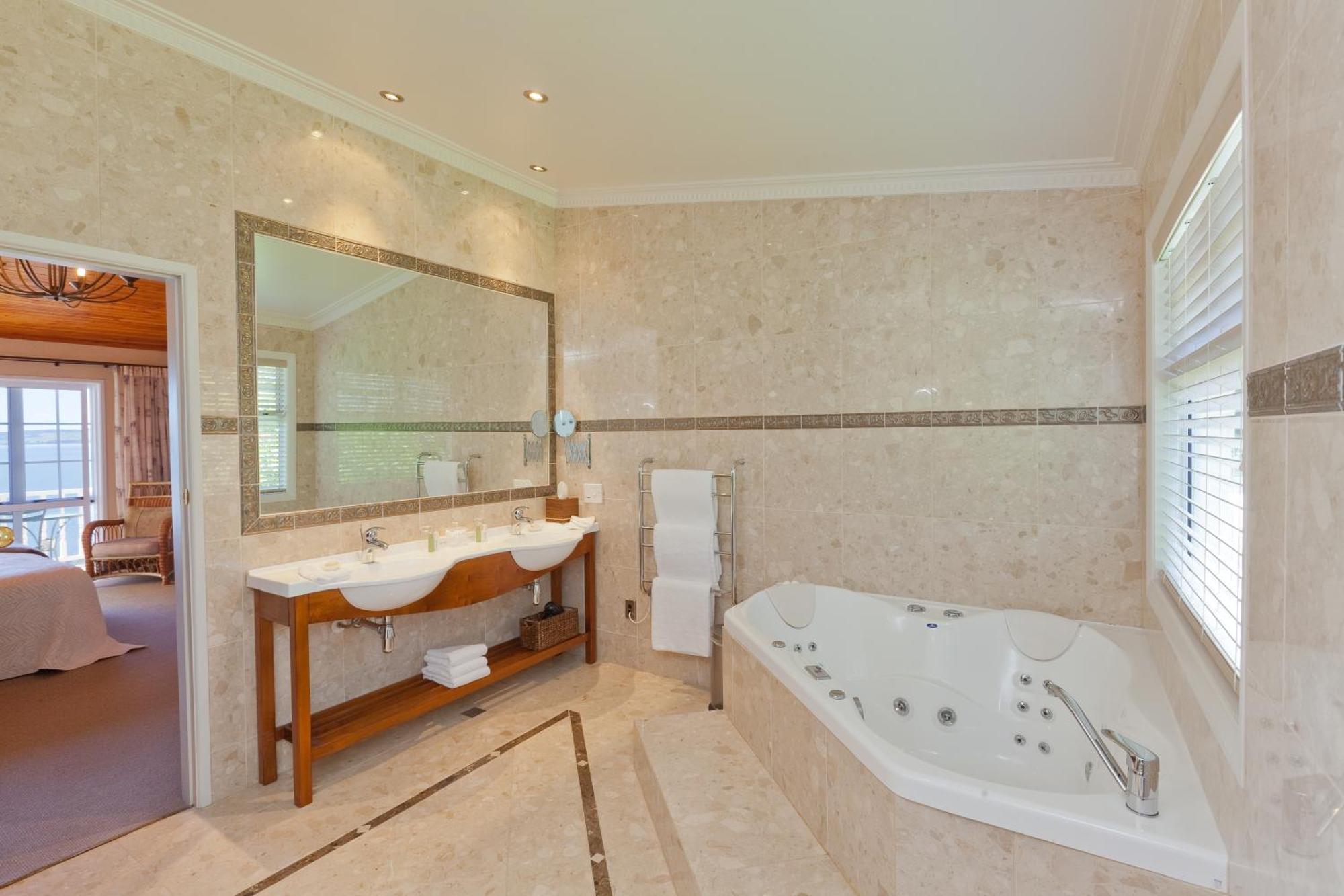 Lake View Lodge Suite