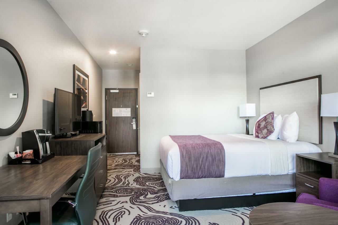 Deluxe Queen Room