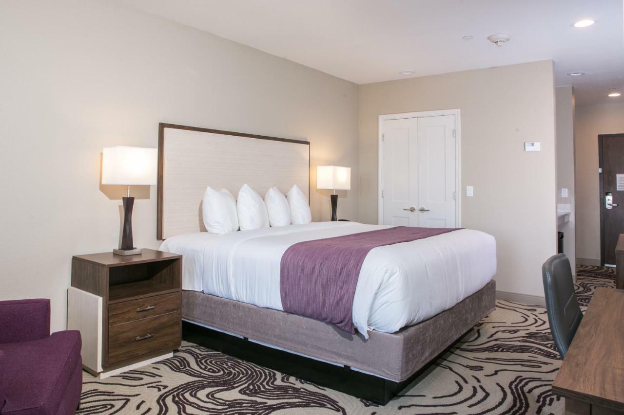 Deluxe Queen Room